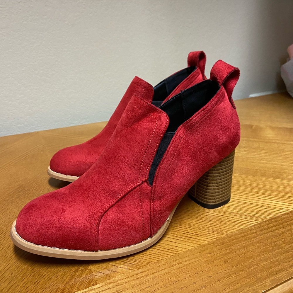 Never worn. Tried on three times.